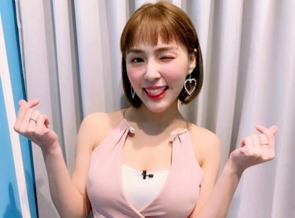 罗志祥综艺视频曝光，抱着女嘉宾地上滚来滚去，太会享受了！