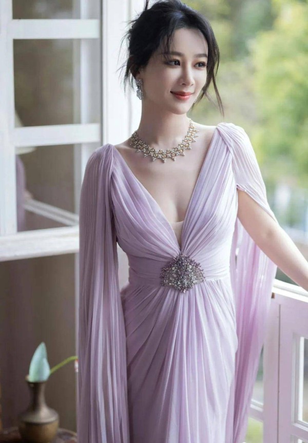 杨紫的身材不被重视，穿着深V薄纱连衣裙秀出事业线，非常漂亮
