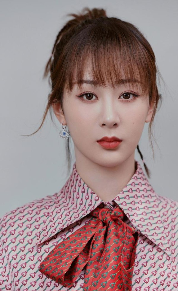 杨紫私服穿搭大集锦，乍看很平常，实则全是知识点，还不学起来？