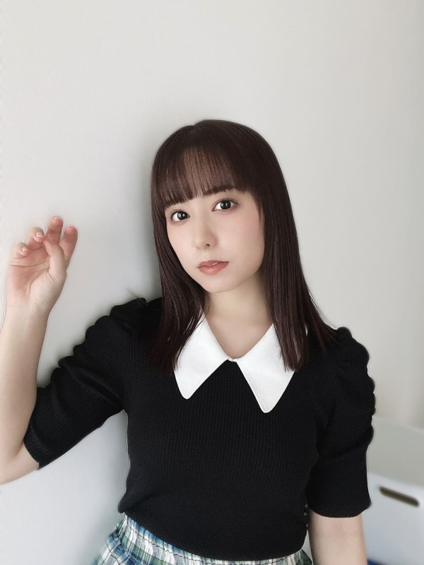 矢野爱茉在活动中展示自信微笑，成为焦点人物