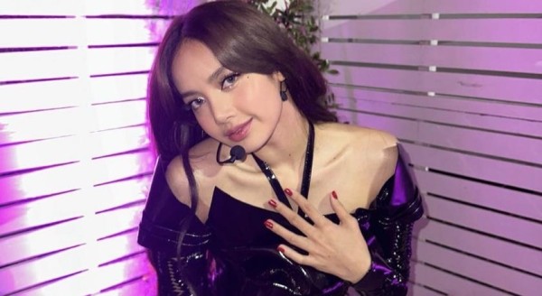 Lisa10岁泰国出道影片曝光，「仙气浓眉大眼」从小就有明星味