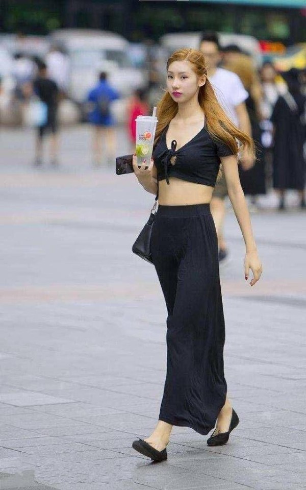 街拍：图1杨紫的“仙女儿本人”亮了！图4黑丝袜美女，韵味十足！