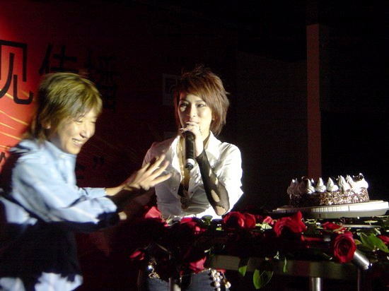 星外星艺人上演LIVE秀温岚电臀舞热力四射(图)