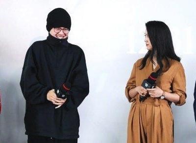 明星和自己的偶像同框：袁咏仪合影立牌，热巴靠P图，杨幂最幸福