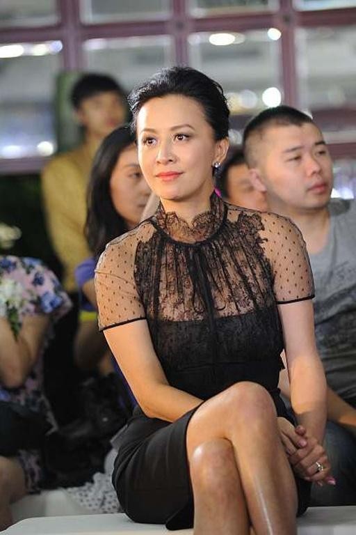 明星减肥有多狠，刘嘉玲20年不吃晚餐，她三年不吃米，杨紫饿一周
