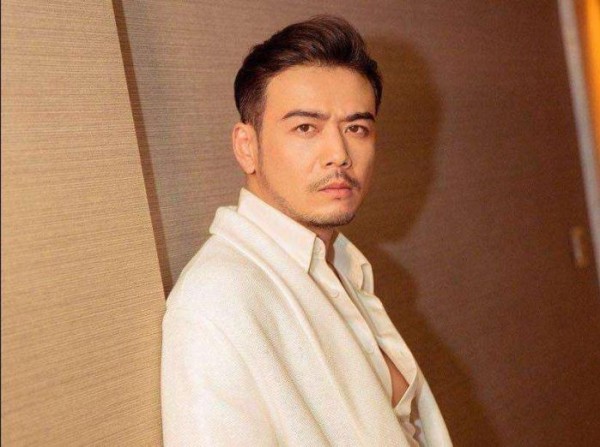 他因嗓音而被众人瞧不起，曾落魄到把垃圾桶，如今逆袭成男神