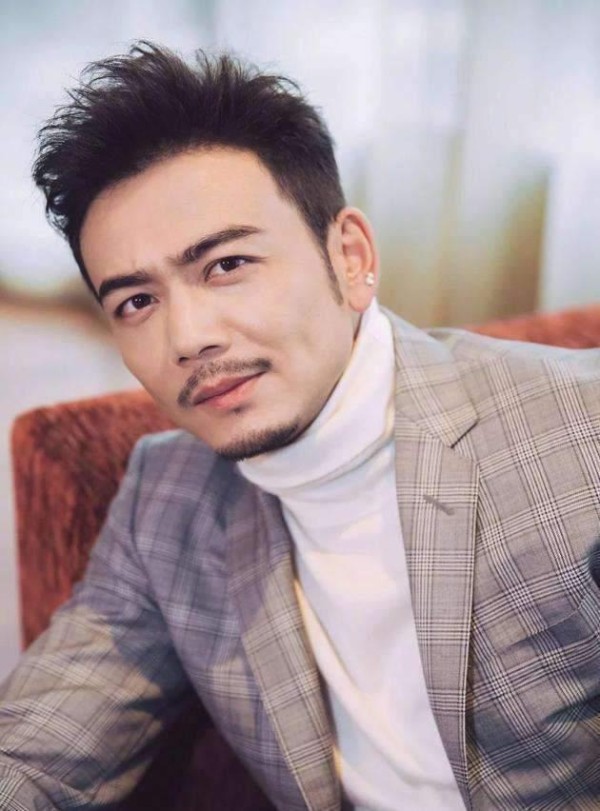 他因嗓音而被众人瞧不起，曾落魄到把垃圾桶，如今逆袭成男神