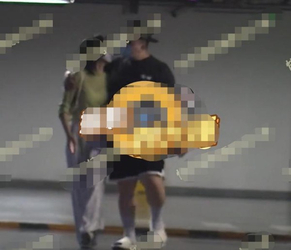知名歌手艾福杰尼恋情曝光！女方正脸颜值超高，体型比男方小一圈