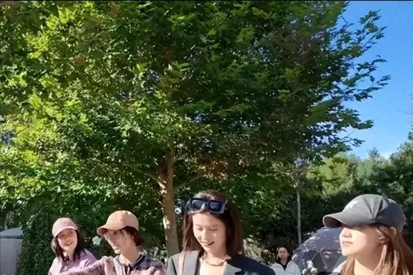 梅婷开奥迪车带姐妹秋游，烤全羊磨咖啡超享受，众星云集