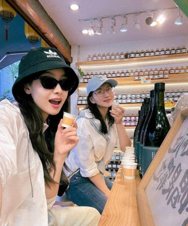 宋茜陈好外出旅行氛围轻松
