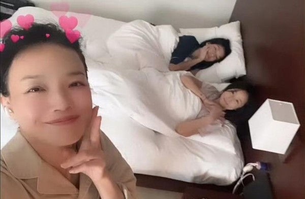 48岁舒淇与林心如林熙蕾同游日本，三个女人同床共枕让人羡慕