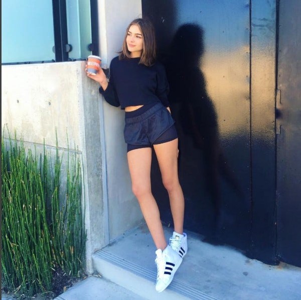 Leg, Blue, Human leg, Shoulder, Shoe, Joint, Standing, T-shirt, Knee, Street fashion, 