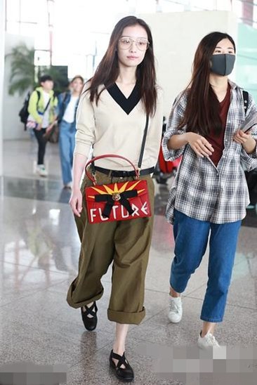 明星穿衣搭配技巧示范 军绿色上身秒变潇洒女汉子
