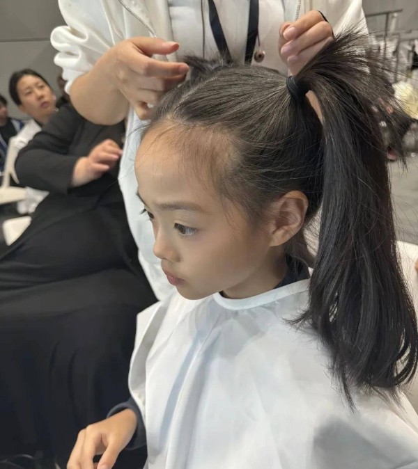 杨威8岁双胞胎女儿走秀，妹妹高挑，姐姐酷似杨云更美！
