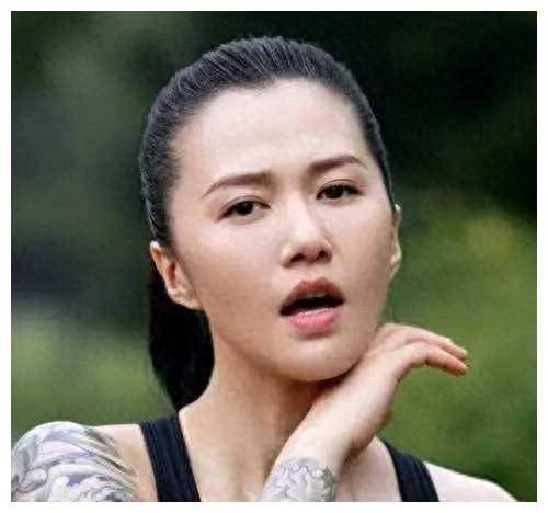 四川音乐之星谭维维，闪耀娱乐舞台，成为众人瞩目焦点。