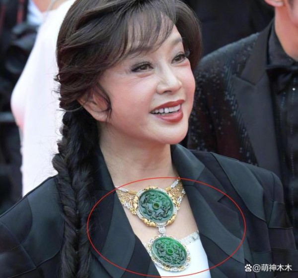 戛纳开幕式红毯来了！刘晓庆戴巨型翡翠抢镜，龚俊化身东方绅士 中国明星闪耀现场