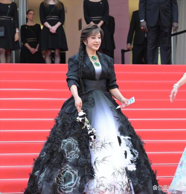 戛纳开幕式红毯来了！刘晓庆戴巨型翡翠抢镜，龚俊化身东方绅士 中国明星闪耀现场