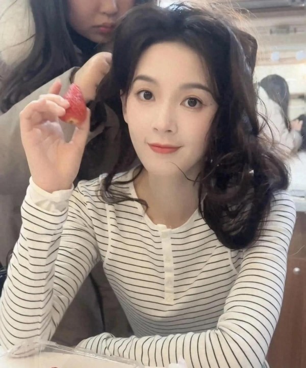 陈瑶分享最新美照，穿条纹衬衫妆容精致，吃草莓好甜