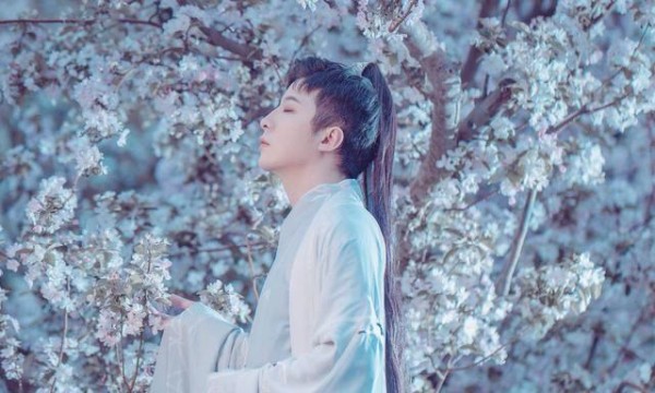 曲风百变的气质古风歌手，这五首歌非常好听，第一百听不厌！