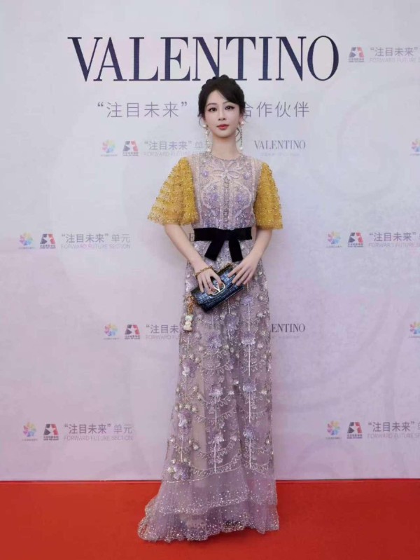 2025北京国际电影节红毯：星光与雨幕交织的华章