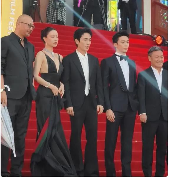 北影节红毯“照妖镜”来了！谁在“颜值封神”谁在“妆容翻车”？