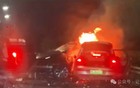 海底隧道口发生车祸！有车起火了！