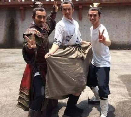 明星片场照：杨幂李易峰挽手对剧本胡歌超女人 最后一张成绝版!