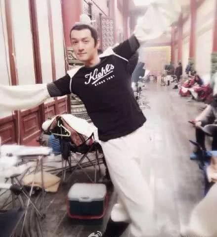 明星片场照：杨幂李易峰挽手对剧本胡歌超女人 最后一张成绝版!
