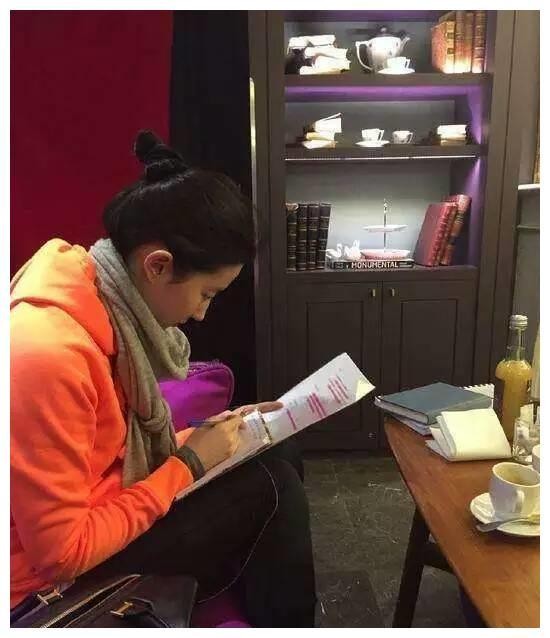 同样是看剧本，胡歌和杨颖的区别太大了！：活该胡歌这么红！