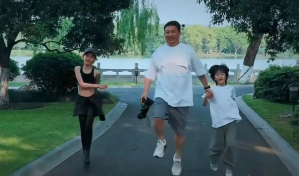 孙莉夫妇一家游杭州西湖，小女儿和儿子长大了，幸福感十足！