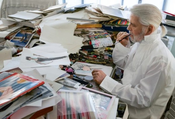 植村秀先生甚至為 Karl Lagerfeld 訂製眼影盤？Karl Lagerfeld 的珍貴草圖創作都以「眼影」上色