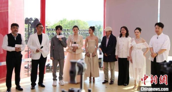 “品牌助力电影”公益直播活动亮相北影节开幕式