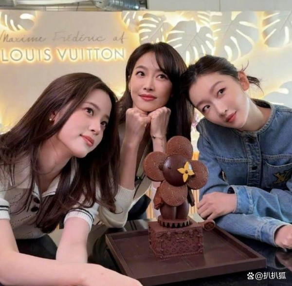 宋茜周冬雨欧阳娜娜密会撞鞋？三色同款背后暗藏娱乐圈隐秘博弈！