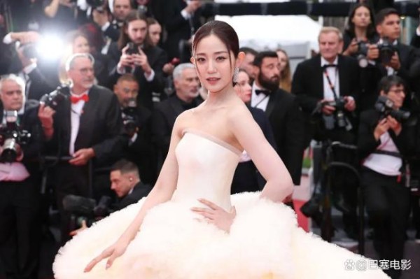 戛纳红毯上中国明星的造型好亮眼 刘晓庆龚俊引领风尚
