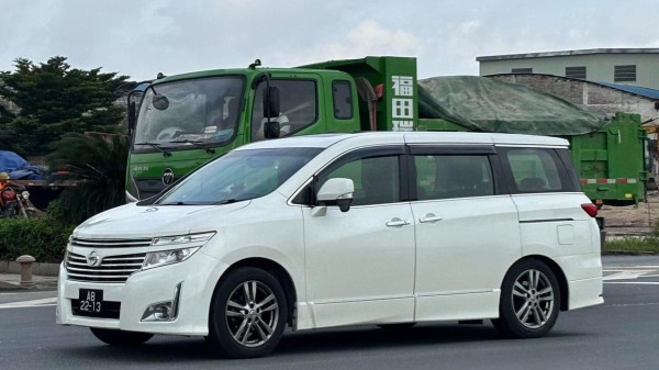 【L佛劲敌】Nissan Elgrand Highway Star(E52前期日规型)(2010-2014) 90年代末，由于经济的发展与消费观念的转换，基于精装货Van发展而来的商务豪华MPV车型，愈发成为发达右軚地区，例如日本、香港、澳门、新加坡等地的“抢手货”。近水楼台先得月，丰田汽车在1995年发布了Granvia/Grand HiAce XH10，遂获得不错的市场反响。日产汽车亦紧随其后，在1997年发布了第一代君爵E50型（日産・エルグランド），也捞得“第一桶金”，至此，二者在该领域默默达成竞争。千禧年后的2002年5月，日产与丰田先后对自家的豪华MPV进行换代，似乎晚了一步，就会被市场抛弃。日产方面拿出的产品，是基于FM平台的君爵二代（Nissan Elgrand E51），丰田拿出的是基于K平台的埃尔法初代（Toyota Alphard AH10），不再沿用Granvia之名。日产君爵二代Elgrand E51型，轴距达到2.95米，要比埃尔法初代长5厘米，车内为三排7-8座布局，底盘为前置后驱形式，配备前后独悬，可选装简单的四驱系统，当年的价格在300-400万日元左右。这款保姆车，除了有标准的V/VG/X/XL四个配置外，还有两个特别版本，叫做高速之星（Highway Star）与骑士（Rider），其中，高速之星的配置介于VG与X之间。2010年，日产推出了Elgrand的第三代E52型，以取代E51型。这一代车型整合了北美地区的日产贵士（Nissan Quest）与日本偏旅行车风格的日产预兆（Nissan Presage），采用前置前驱D平台开发而来，因此车身与地板可以做得更低。-有驾