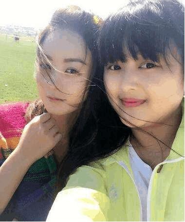 赵丽颖有多善良? 为去世粉丝伤心, 和助理亲密相处还给高薪