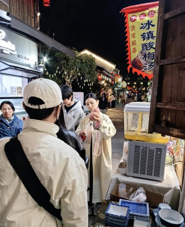 49岁胡可现身杭州夜市，14岁安吉帅气高大，母子俩逛街享受时光！