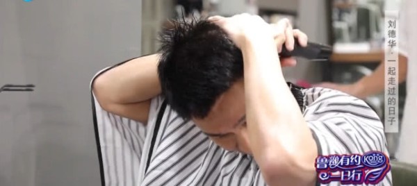 刘德华为自己理发，看到他理完后的发型，网友沸腾了