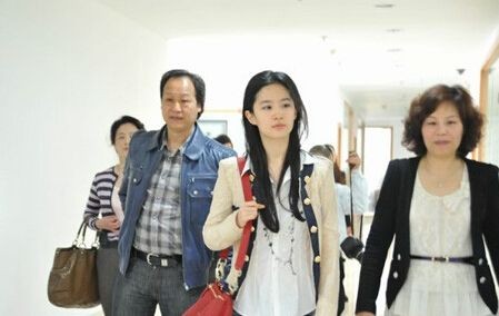 刘亦菲为什么没有个人工作室?刘亦菲现在的经纪人是谁?
