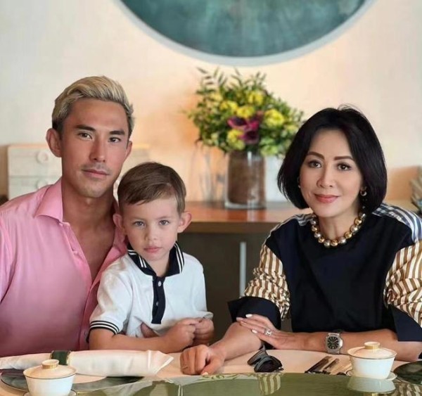 刘嘉玲现身名媛聚会，戴硕大珍珠依旧被比下去，欧式浓眉太突兀