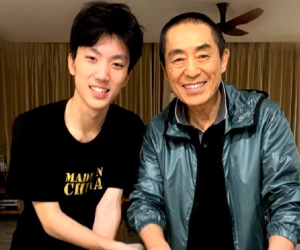 张艺谋儿子出席巴黎名媛舞会，张艺谋被质疑，为讨好欧美圈无下限
