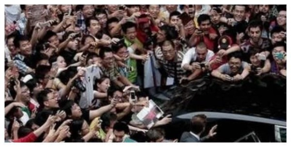 明星追星也疯狂！盘点那些为爱疯狂的明星，因为你我成为了自己