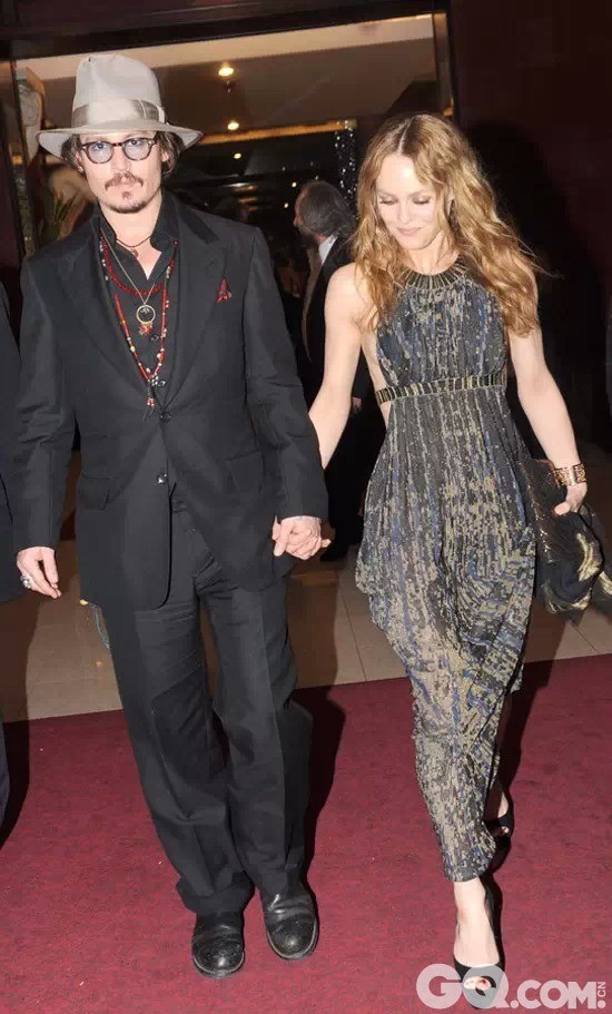 2012年，在经历了十四年的共同生活之后，约翰尼·德普（Johnny Depp）与凡妮莎·帕拉迪斯（Vanessa Paradis）正式宣布分手。这张拍于2010年的牵手照片是他们最后一次共同出席戛纳的美好回忆。