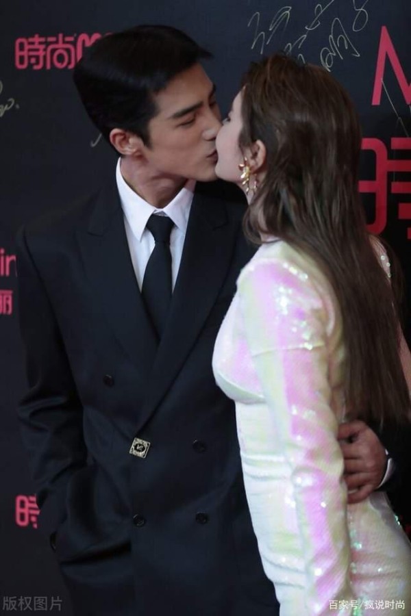 把红毯当婚礼？姜潮麦迪娜走红毯嘉文三次，这狗粮撒的有点刻意
