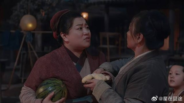 抠门奶奶分贡品,孙子随便吃,一见孙女秒黑脸
