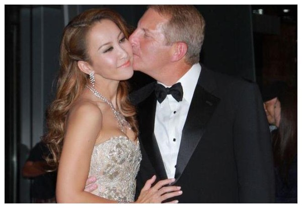 她是唯一登上世界杯的天后，办婚礼花6个亿，成龙给她当证婚人