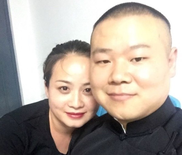 成名后不嫌弃“丑妻”的4位男明星，个个都是痴情好男人