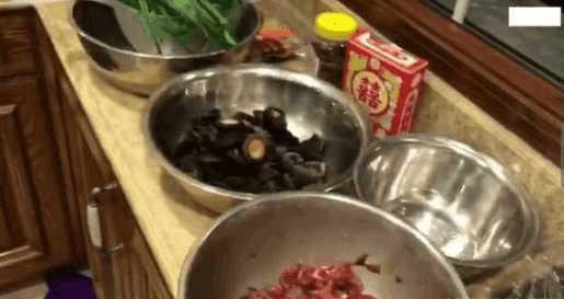 张艺兴上黄磊家蹭饭，现场直播黄磊厨房，才明白何炅的作用了！