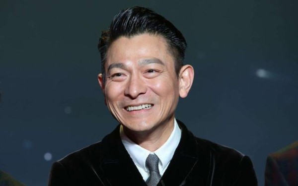 郑爽晒男友遭脱粉，凸显流量明星的困局：成也粉丝，败也粉丝