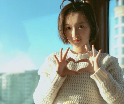 她是芒果台新签约主持人，出道至今争议不断，被称“人肉马赛克”